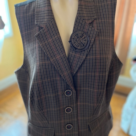 Tommy Hilfiger Women's Classic Fit Brown Plaid
Vest Size 16 - Picture 6 of 10